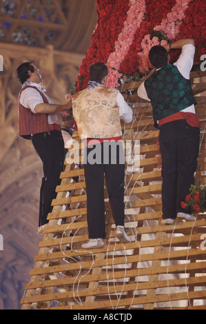 Flower ravvivatori per la Desamparados vergine in Fallas Valencia Spagna Foto Stock