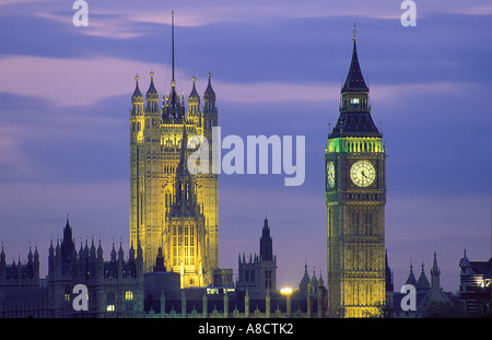 Al Big Ben e a Westminster Palace al crepuscolo Westminster Londra Inghilterra REGNO UNITO Foto Stock