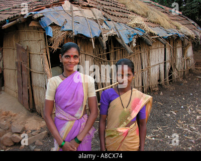 Due tribale Adivasi donne sorelle Panvel Maharashtra India Foto Stock