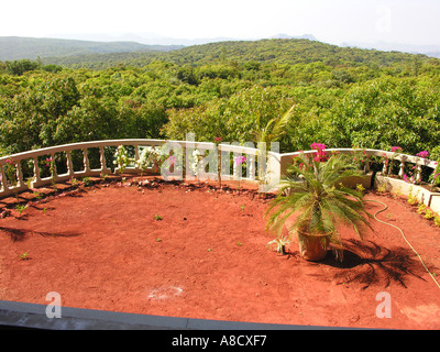 Terrazza Balcone in bungalow giardino Mahabaleshwar Maharashtra India Foto Stock