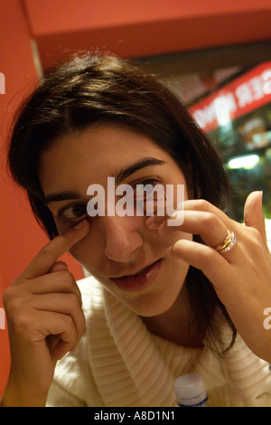 Stanco lady in un fast food outet in Italia Foto Stock