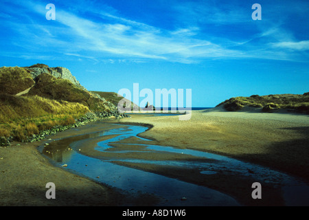 Ampia Oasi Broadhaven Beach e chiesa Rock con Stackpole River vicino Bosherston Pembrokeshire Parco nazionale del Galles Foto Stock