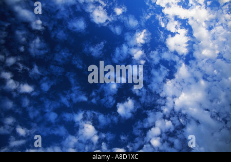 Il cielo blu con nuvole bianche grandangolari fotografia scattata in inglese giornata d'estate in Inghilterra UK GB Isole britanniche Foto Stock
