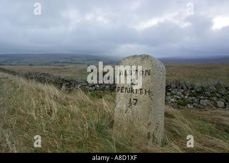 Pietra miliare sulla North Pennines in inverno vicino a Alston, Cumbria Foto Stock