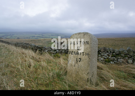 Pietra miliare sulla North Pennines in inverno vicino a Alston, Cumbria Foto Stock