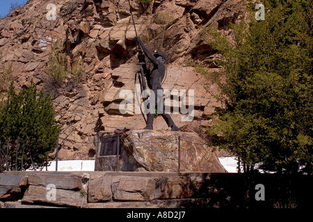 Una statua in memoria dei 91 uomini che morirono nel sole mio disastro di Kellogg Idaho nel 1972 Foto Stock