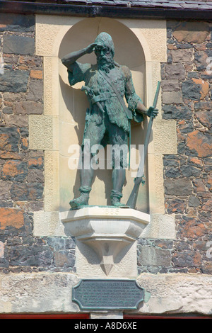 Statua sulla casa di Lower Largo, East Neuk, Scozia dove Alexander Selkirk è nato. Foto Stock