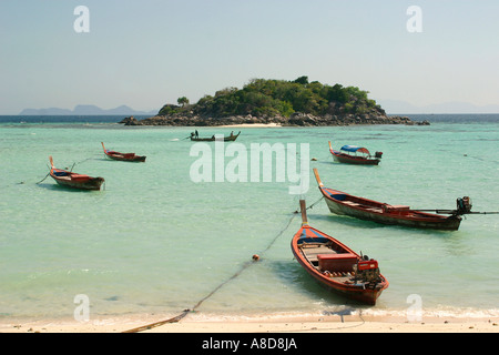 Thailandia Taratao Parco Nazionale di Ko Lipe longtail imbarcazioni al Chao Leh zingari del mare village Foto Stock