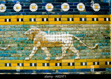 Modo processionale con la sacra lion mosaici che conduce alla porta di Ishtar a Babilonia all'interno di Pergamon Museum di Berlino Foto Stock