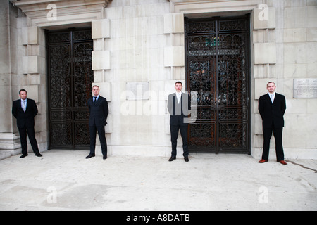 Quattro uomini d'affari 4 che pongono in Leeds Millennium Square per un servizio fotografico commerciale Foto Stock