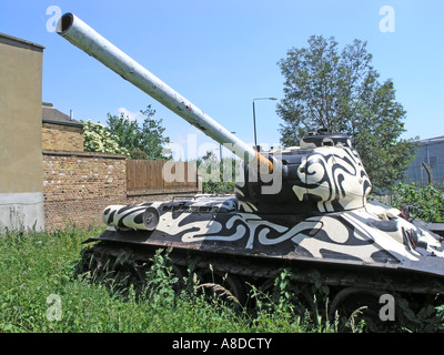 Russo T-34 serbatoio parcheggiato su terreni abbandonati all'angolo di pagine a piedi e mandala in modo Bermondsey London SE1 Foto Stock