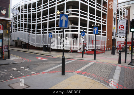 Freccia segnaletica stradale e parcheggio auto su London congestion zone limite, strada commerciale Spitalfields East London REGNO UNITO Foto Stock