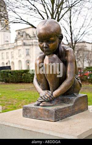 Statua in bronzo di nome ragazza da Robert Thomas nel parco pubblico davanti al Museo Nazionale del Galles Cardiff Wales UK Foto Stock