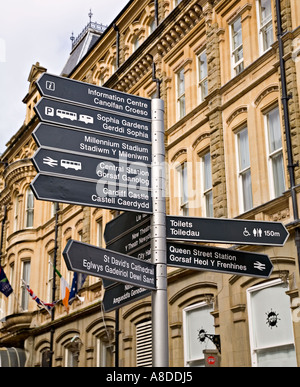 Welsh bilingue inglese e informazioni pubbliche segnaletica per le attrazioni turistiche e le strutture centro di Cardiff Wales UK Foto Stock