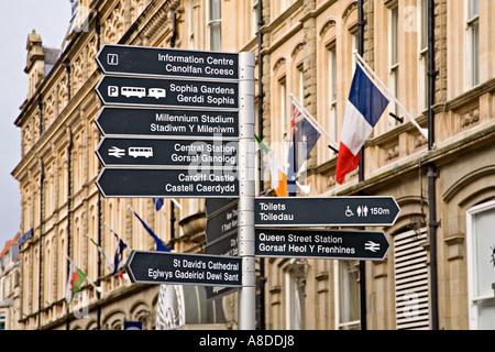 Welsh bilingue inglese e informazioni pubbliche segnaletica per le attrazioni turistiche e le strutture centro di Cardiff Wales UK Foto Stock