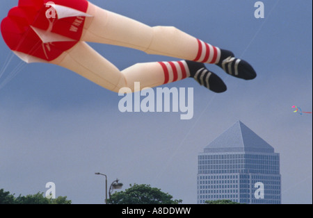 Canary Wharf Tower in Docklands con coppia di disarticolata gambe kite battenti di Blackheath London Inghilterra England Foto Stock