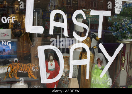 Le parole 'ultimo giorno " sono verniciati in emulsione bianca su una finestra Camden a nord di Londra - Inghilterra Foto Stock