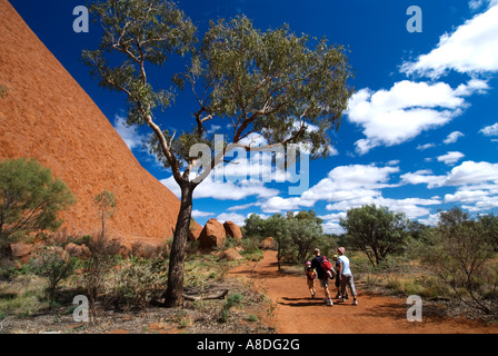 Vista di base a piedi intorno al perimetro di Ayers Rock o Uluru nei Territori del Nord Australia 2007 Foto Stock