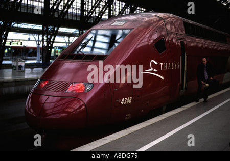 Thalys ad alta velocità servizio ferroviario da Parigi e Bruxelles in arrivo a Colonia Germania Foto Stock