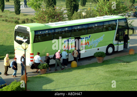 I turisti a Pisa Toscana Italia di salire a bordo di un pullman Foto Stock