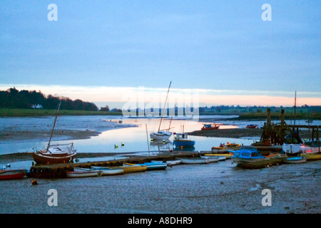 La bassa marea Deben fiume al tramonto Woodbridge Suffolk in Inghilterra Foto Stock