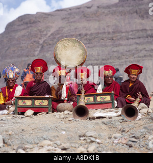 I monaci del Tibet giocando a lungo le corna del Tibet Asia Foto Stock