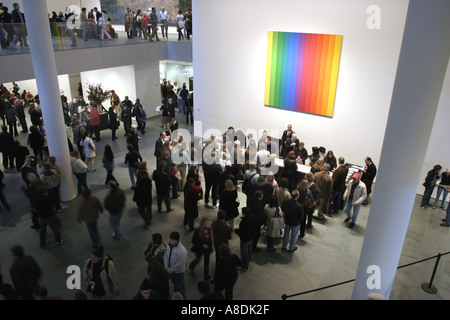 Affollata hall del museo di Arte Moderna di Manhattan a New York Foto Stock