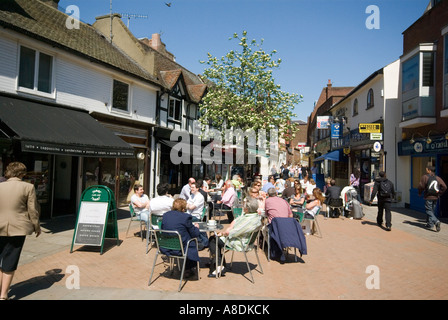 Street Cafe cultura in una strada laterale vicino a Kingston upon Thames market place Foto Stock