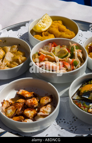 Barcellona Tapas Spagnolo tradizionale snack pasto dal ristorante a Las Ramblas servita all'aperto a metà giornata, come presentato Foto Stock