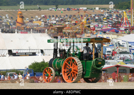 Motore di trazione sullo sfondo del Dorset in Fiera a vapore, Inghilterra, Regno Unito. Foto Stock