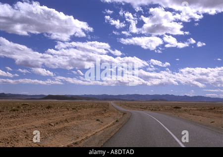 Strada da Boumaine Dades a Tinerhir nel sud del Marocco in Nord Africa Foto Stock