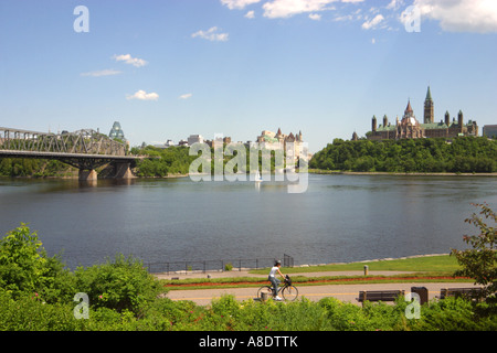 Vista attraverso la Outaouais fiume Ottawa dal Museo di civiltà al Parlamento canadese edificio sulla collina del Parlamento Foto Stock