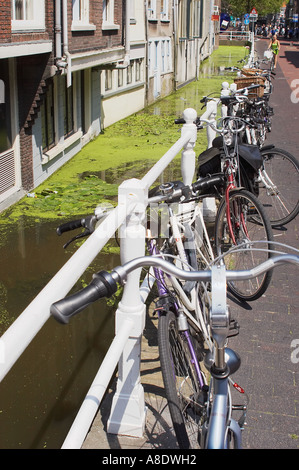 Biciclette appoggiata contro la ringhiera di protezione Foto Stock