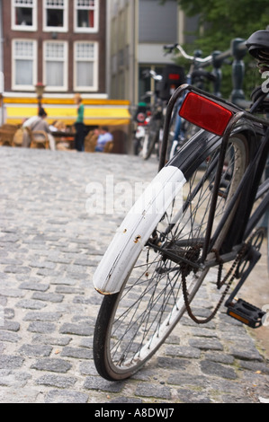 Bike appoggiata contro le ringhiere Foto Stock