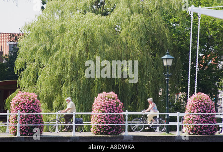 I ciclisti attraversando Ponte Foto Stock