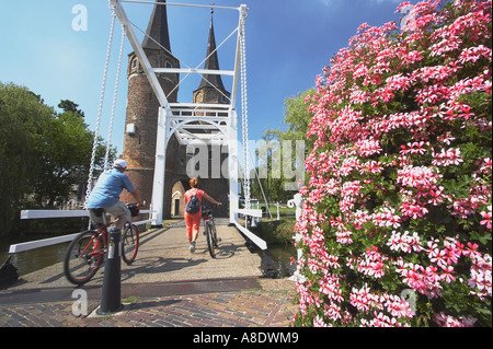 I ciclisti attraversando Ponte Foto Stock