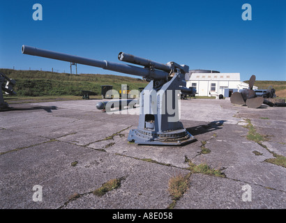 Dh Scapa flusso Centro Visitatori HOY ORKNEY pistola sul piazzale del Museo Navale Lyness olio camera di pompaggio guerra in deposito Foto Stock