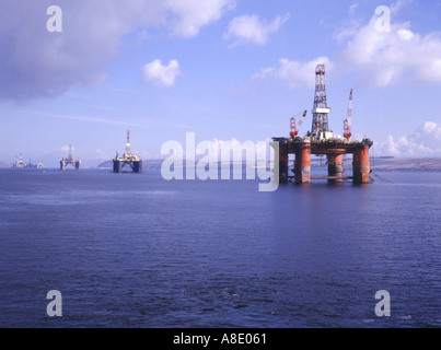 Dh Oil Rig CROMARTY FIRTH ROSS CROMARTY piattaforme petrolifere off invergordon scozia mare del Nord britannico platform Foto Stock