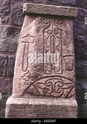 dh Pitti arte scultura ABERNETHY PERTHSHIRE SCOZIA su pietra Pitti Ai piedi della torre rotonda irlandese del 11 ° secolo Foto Stock