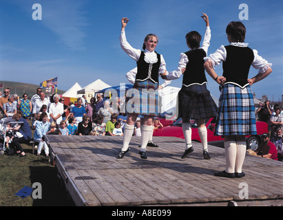 dh West Mainland Show DOUNBY ORKNEY kilted ragazza ballerini scozzesi spettacolo di danza delle highland persone che ballano la scozia reel danzatrice tradizionale abito Foto Stock