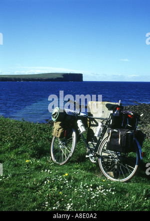 dh Birsay Bay BIRSAY ORKNEY Bicycle parcheggiato a Rock Birsay bay and Marwick Head uk bike Nessuno ciclabile scozzese isole scozia vacanza Foto Stock