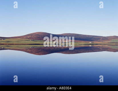 dh Kirbister Loch Scozia ORPHIR ORKNEY Cottages scenico tranquillo cielo blu riflessione acqua limpido tranquillo ancora tranquillo casa isole scenario Foto Stock