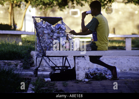 Lo stagno può economia di riciclo o di sopravvivenza senza tetto 12 Foto Stock