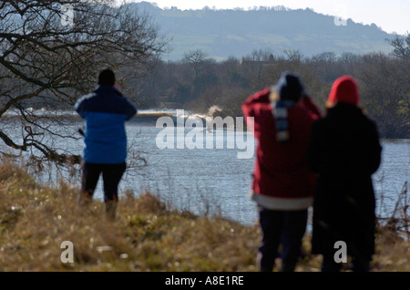 Gli spettatori di guardare un kayaker di attendere per raccogliere il più grande SEVERN alesaggio dell'anno VICINO A GLOUCESTER IN INGHILTERRA Foto Stock