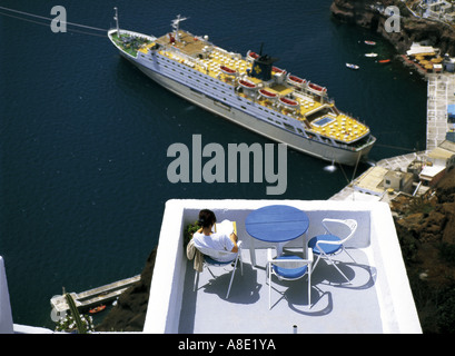 Donna seduta sul balcone Santorini Isola Grecia Foto Stock