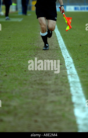 Per guardafili ad una partita di calcio in Gran Bretagna REGNO UNITO Foto Stock