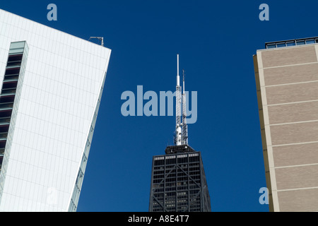 John Hancock Tower sorge tra 2 Highrises Foto Stock