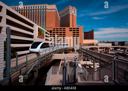 "Las Vegas", "Nevada - [Monorotaia scivola nella stazione]. [Il nuovo "Wynn hotel' in lontananza]. Foto Stock