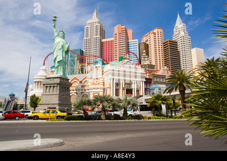 Bandiera a mezz' asta a causa della morte di Papa Giovanni Paolo II - Las Vegas - New York New York complesso Foto Stock