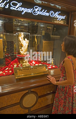 Un oriental lady tourist guarda con stupore il "canto di fede" presentano al Golden Nugget Casino, Las Vegas Foto Stock